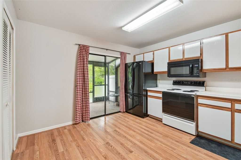 For Sale: $210,000 (2 beds, 2 baths, 1185 Square Feet)