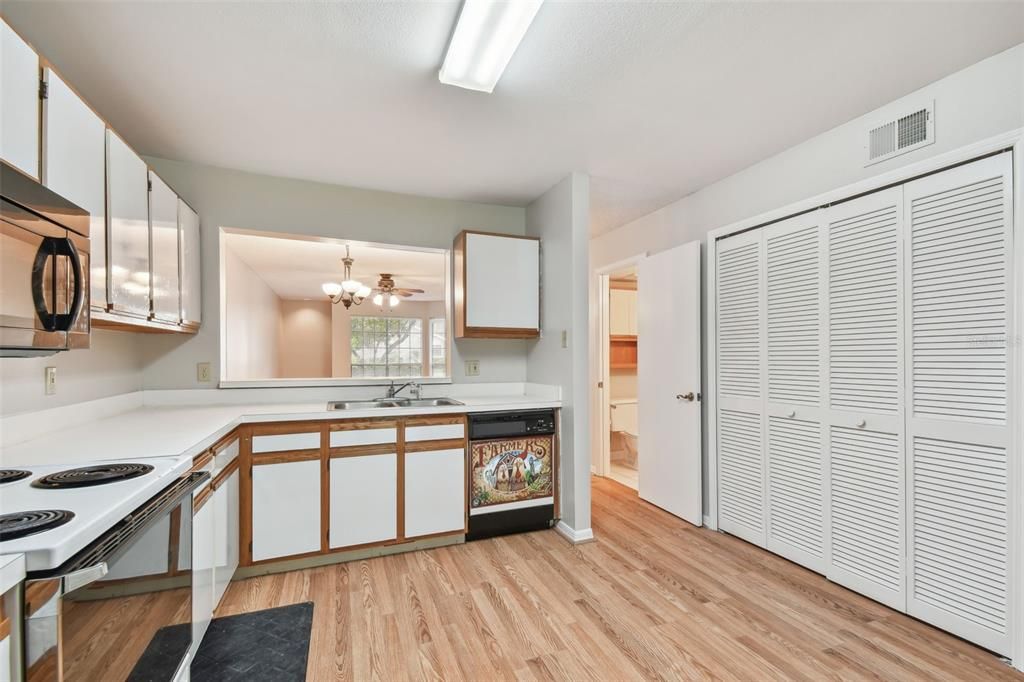 For Sale: $210,000 (2 beds, 2 baths, 1185 Square Feet)