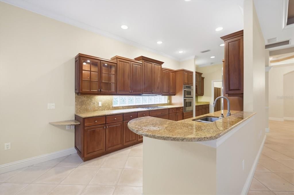 В аренду: $4,500 (3 спален, 2 ванн, 2306 Квадратных фут)