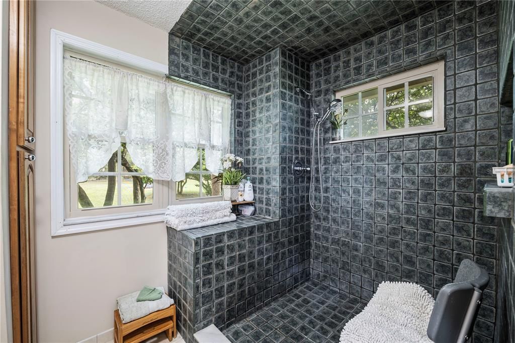 For Sale: $699,900 (3 beds, 2 baths, 2865 Square Feet)