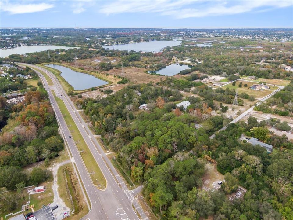На продажу: $2,000,000 (8.88 acres)