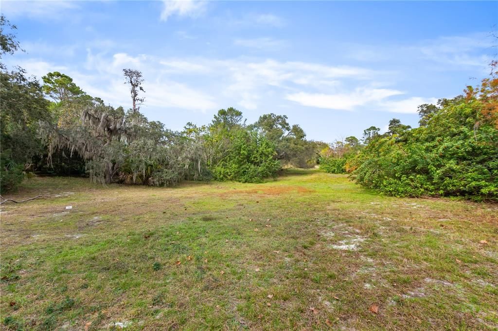 На продажу: $2,000,000 (8.88 acres)