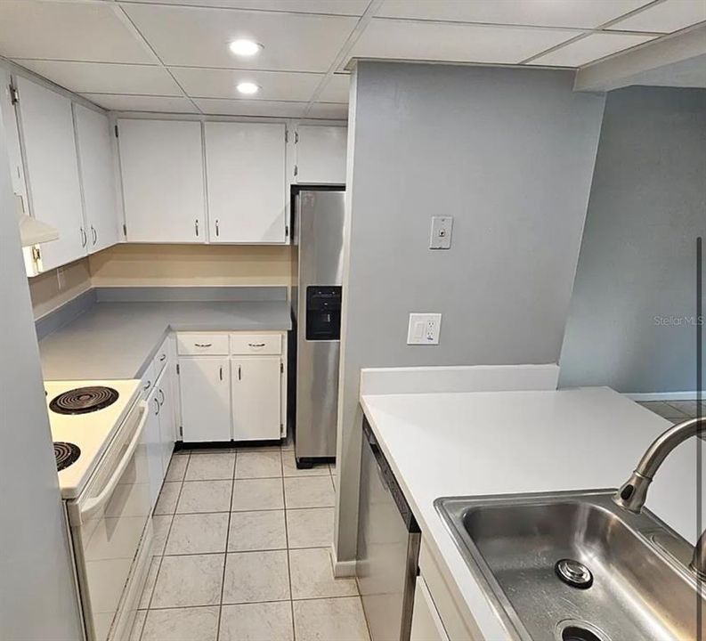 For Sale: $225,000 (2 beds, 2 baths, 880 Square Feet)
