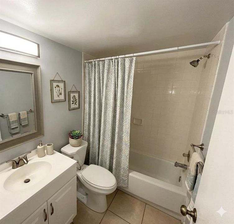 For Sale: $225,000 (2 beds, 2 baths, 880 Square Feet)