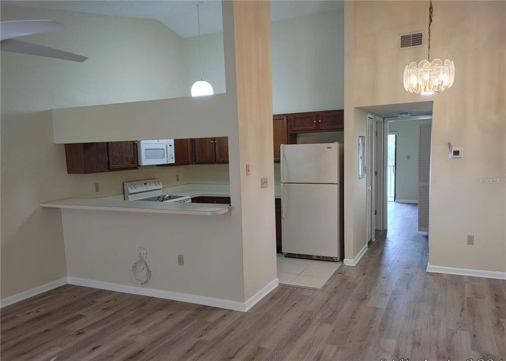 For Sale: $170,000 (1 beds, 1 baths, 667 Square Feet)