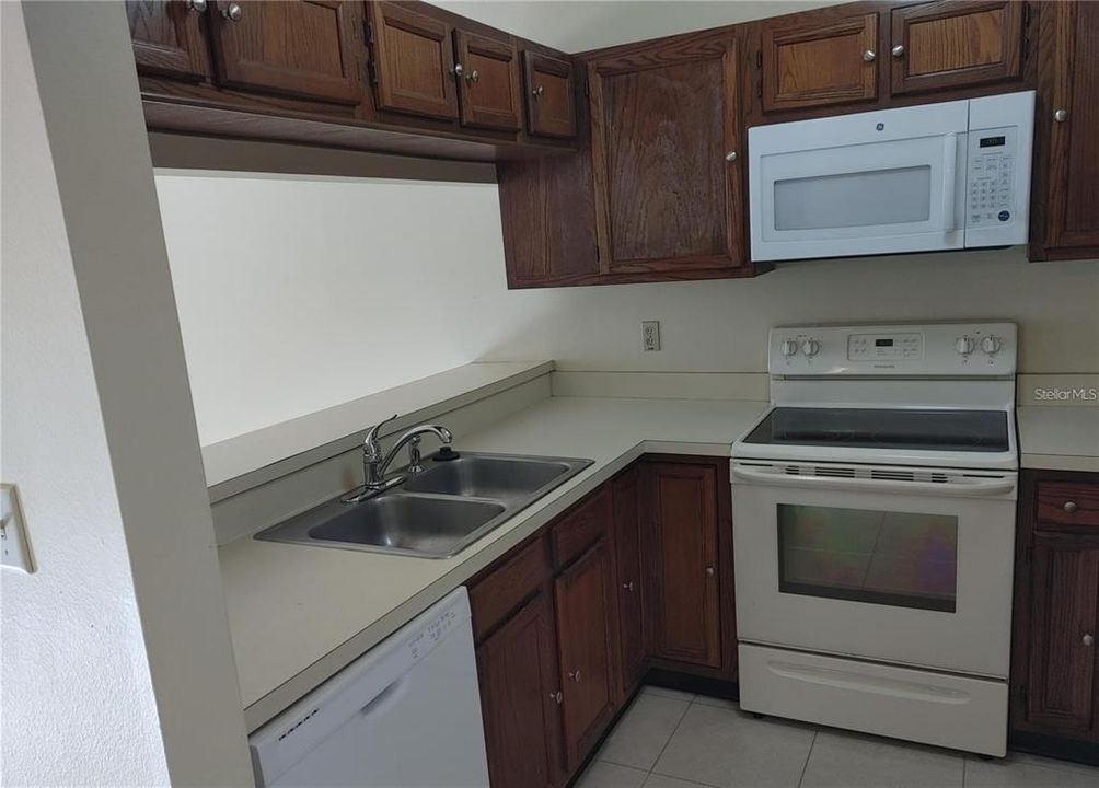 For Sale: $170,000 (1 beds, 1 baths, 667 Square Feet)