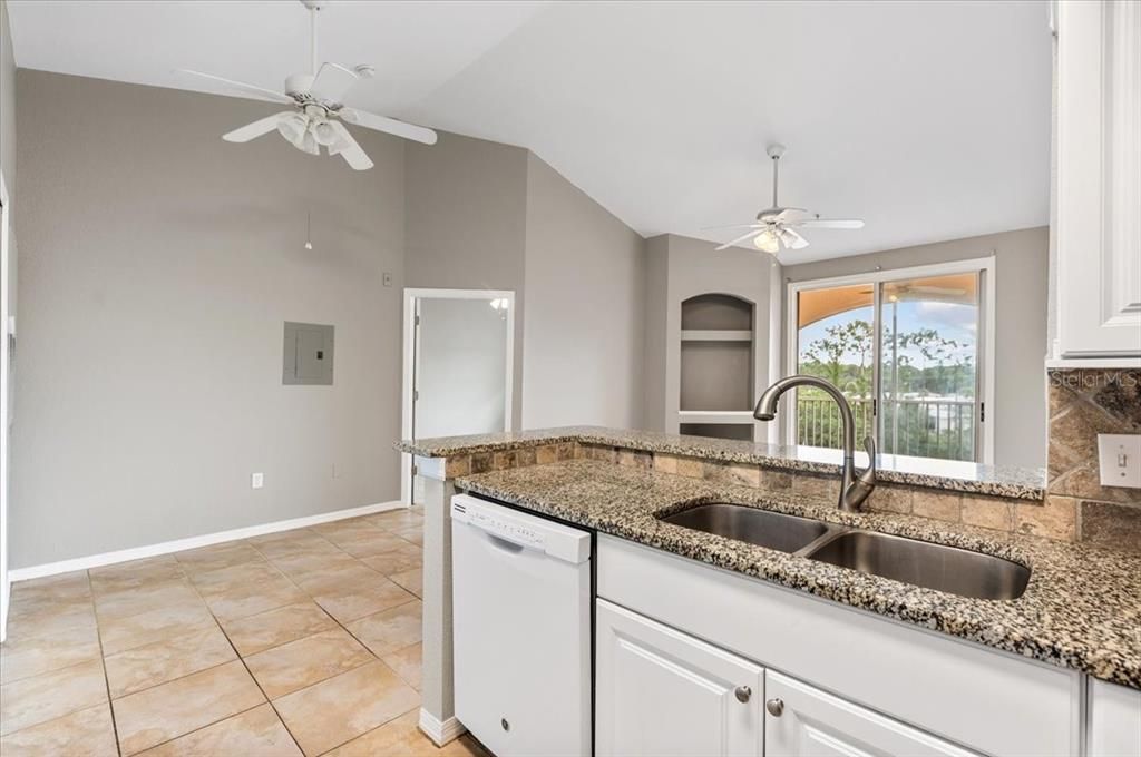 For Sale: $139,000 (1 beds, 1 baths, 661 Square Feet)