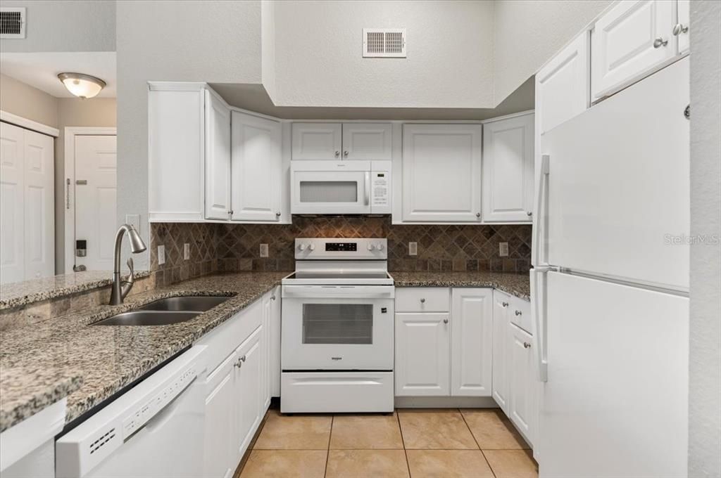 For Sale: $139,000 (1 beds, 1 baths, 661 Square Feet)