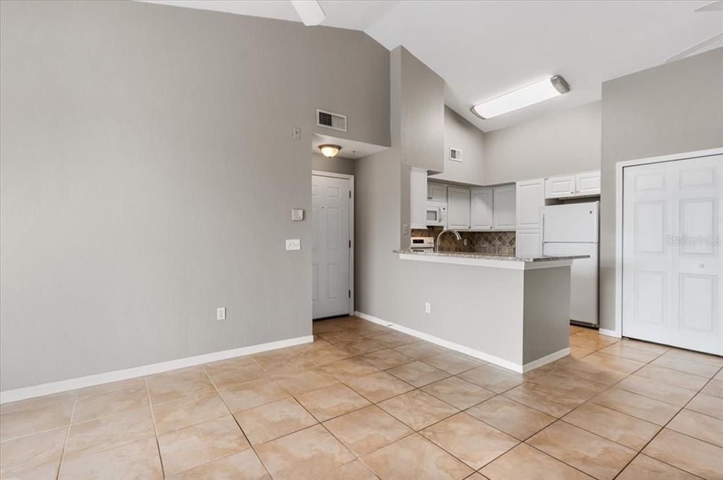For Sale: $139,000 (1 beds, 1 baths, 661 Square Feet)