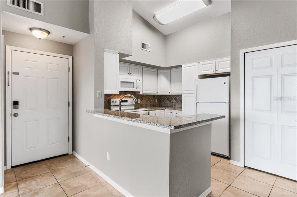 For Sale: $139,000 (1 beds, 1 baths, 661 Square Feet)