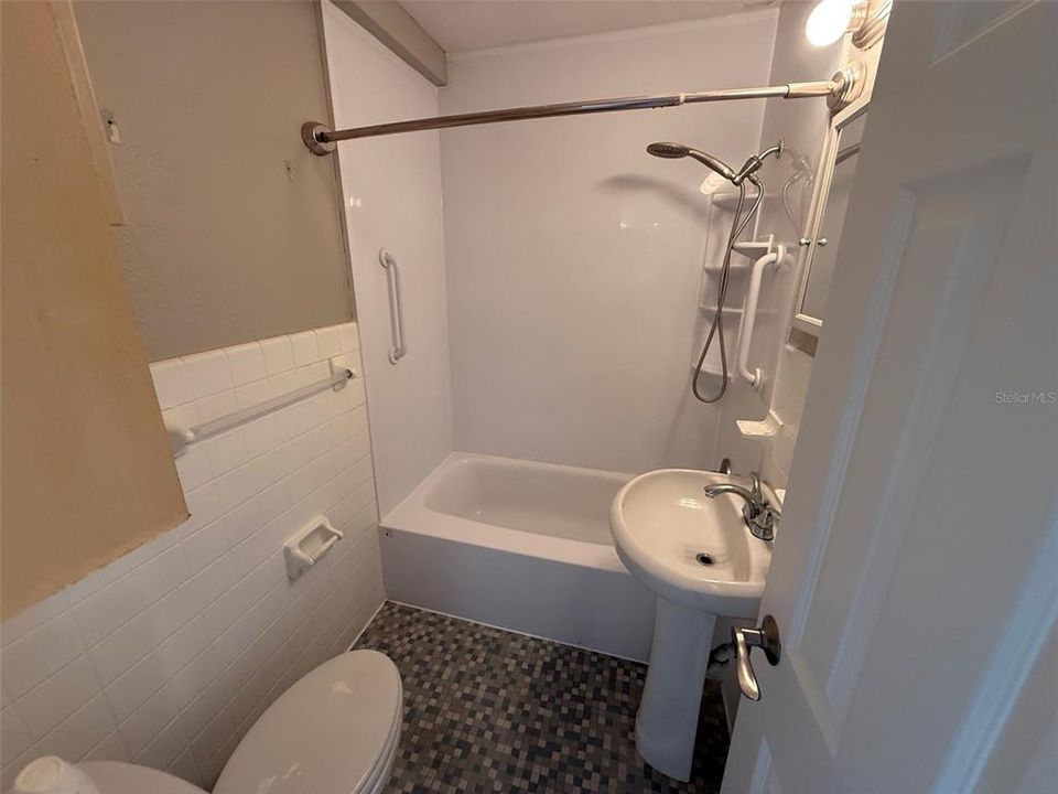 На продажу: $64,900 (1 спален, 1 ванн, 708 Квадратных фут)
