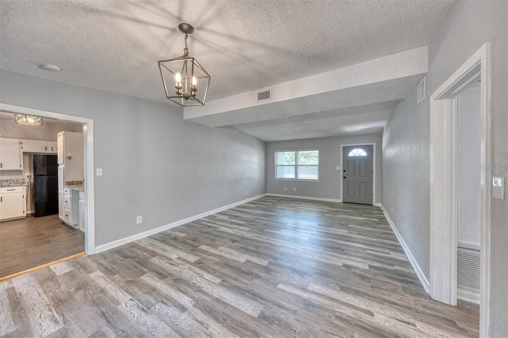 For Sale: $375,000 (3 beds, 2 baths, 1533 Square Feet)