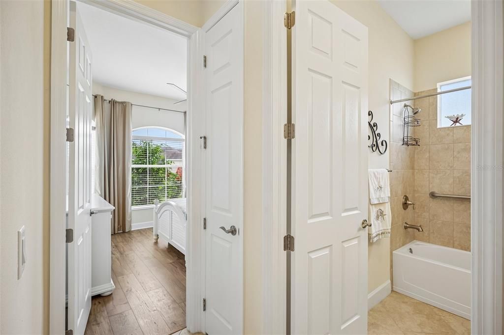 For Sale: $389,900 (2 beds, 2 baths, 1861 Square Feet)