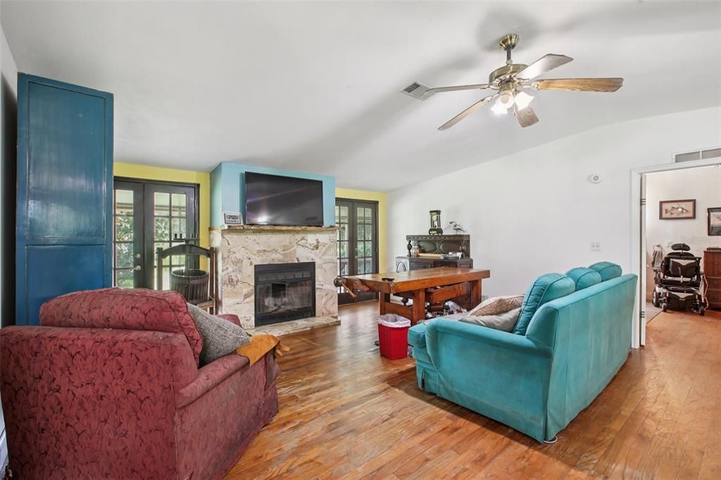 На продажу: $499,900 (14.40 acres)