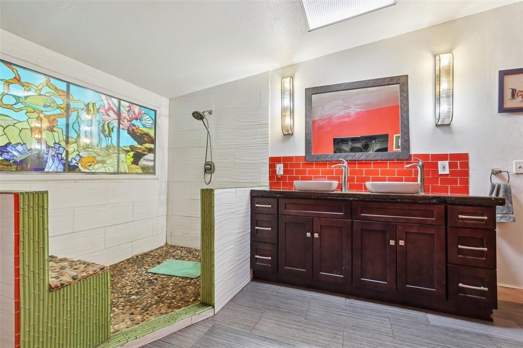 На продажу: $499,900 (14.40 acres)