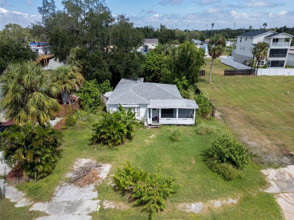 For Sale: $190,000 (2 beds, 1 baths, 724 Square Feet)