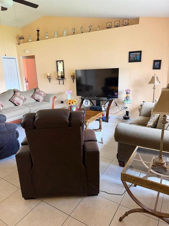 En Venta: $315,000 (3 camas, 2 baños, 1435 Pies cuadrados)