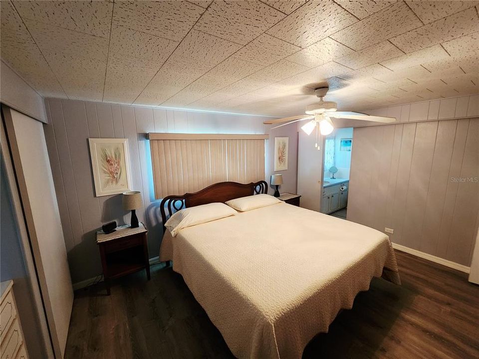 For Sale: $134,900 (2 beds, 2 baths, 996 Square Feet)