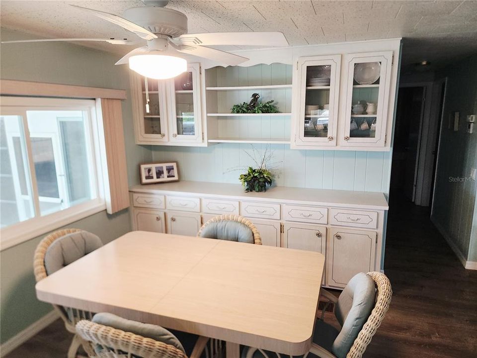 For Sale: $134,900 (2 beds, 2 baths, 996 Square Feet)