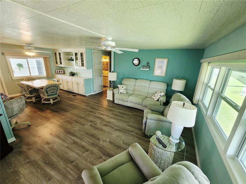 For Sale: $134,900 (2 beds, 2 baths, 996 Square Feet)
