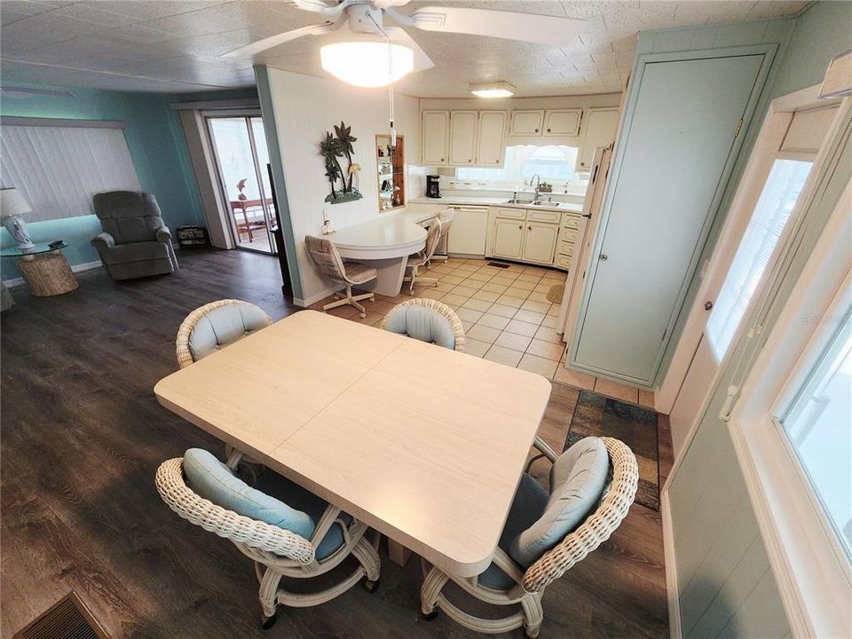 For Sale: $134,900 (2 beds, 2 baths, 996 Square Feet)