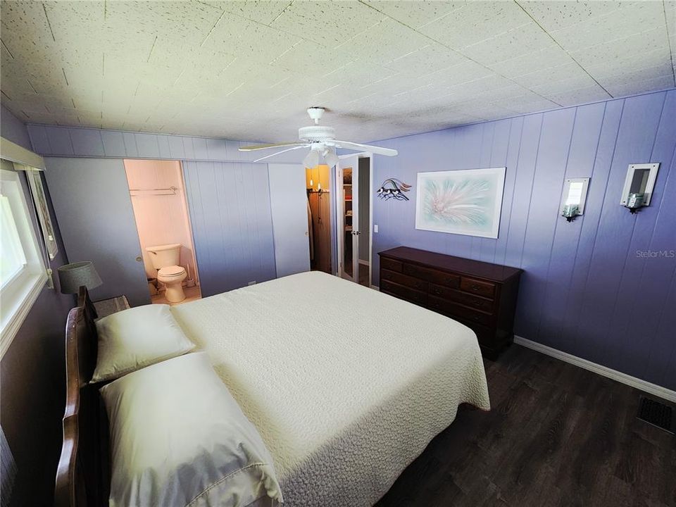 For Sale: $134,900 (2 beds, 2 baths, 996 Square Feet)
