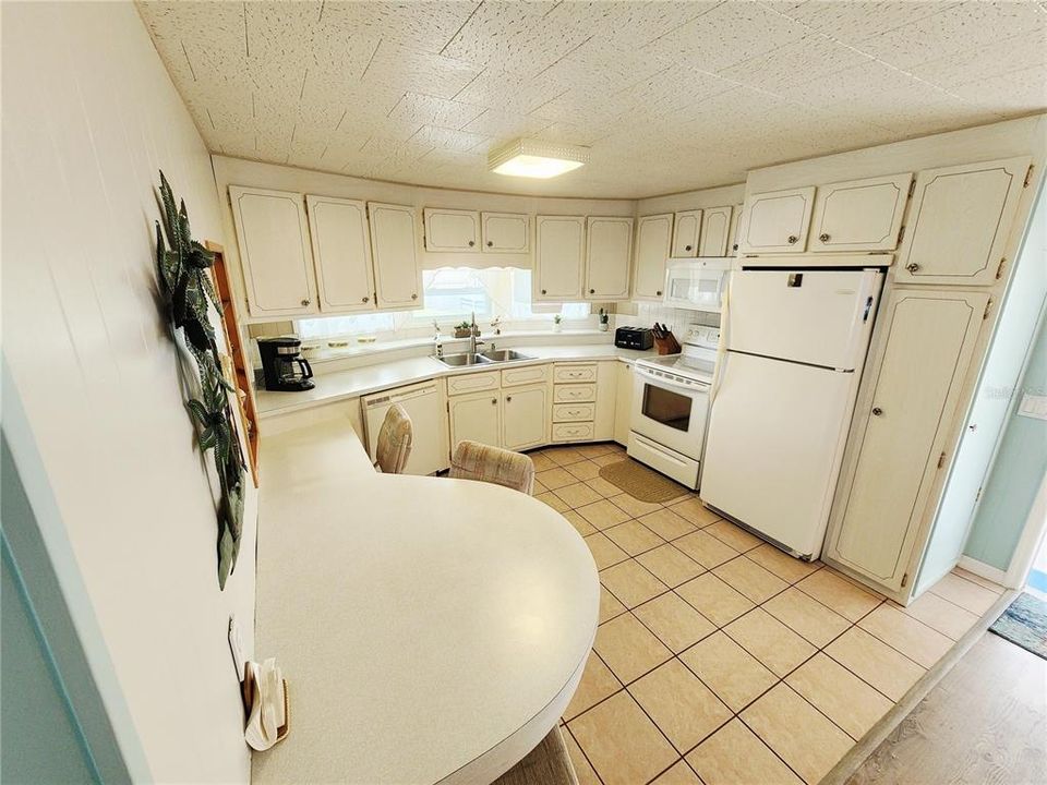 For Sale: $134,900 (2 beds, 2 baths, 996 Square Feet)