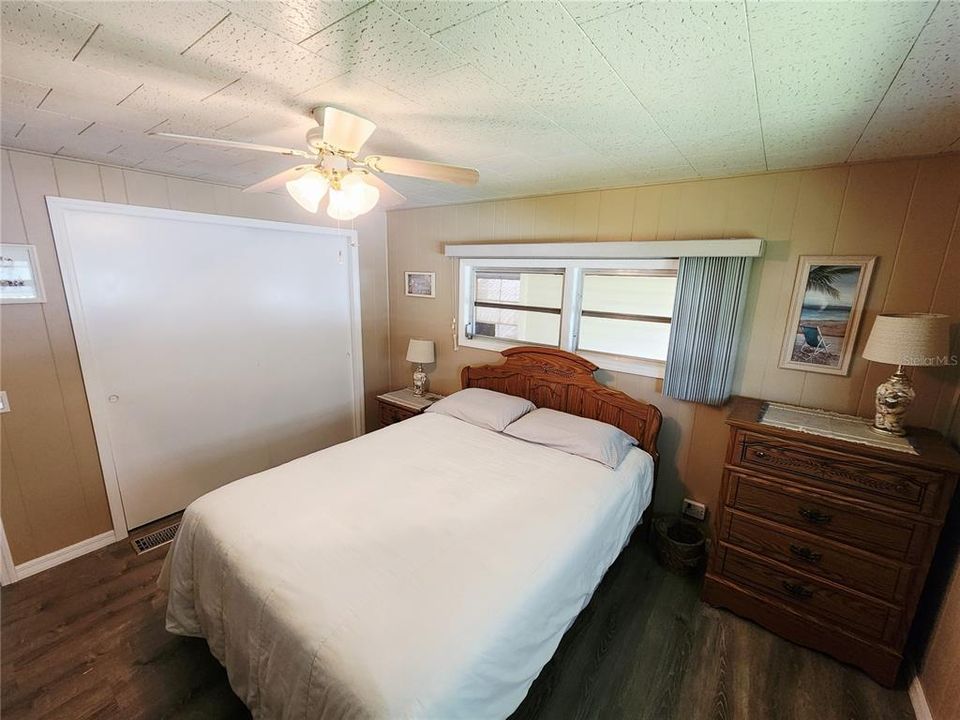 For Sale: $134,900 (2 beds, 2 baths, 996 Square Feet)