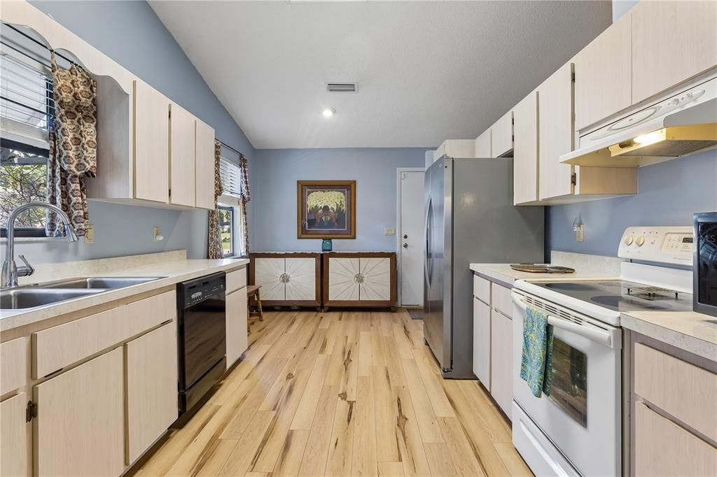 На продажу: $229,900 (2 спален, 2 ванн, 1436 Квадратных фут)