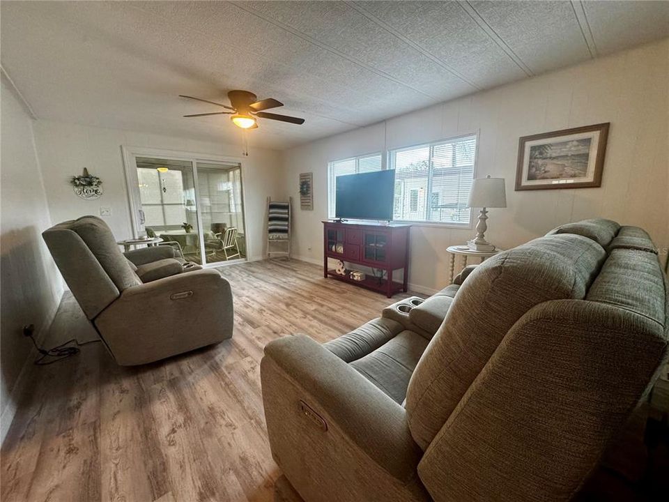 For Sale: $139,000 (2 beds, 2 baths, 1056 Square Feet)