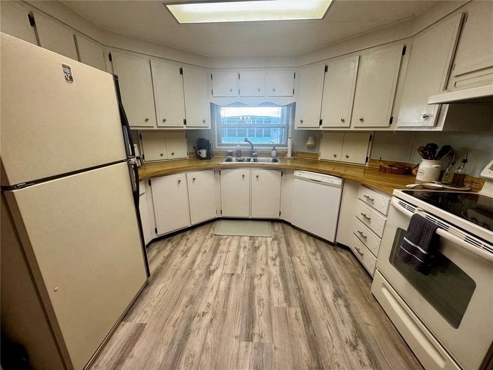 For Sale: $139,000 (2 beds, 2 baths, 1056 Square Feet)