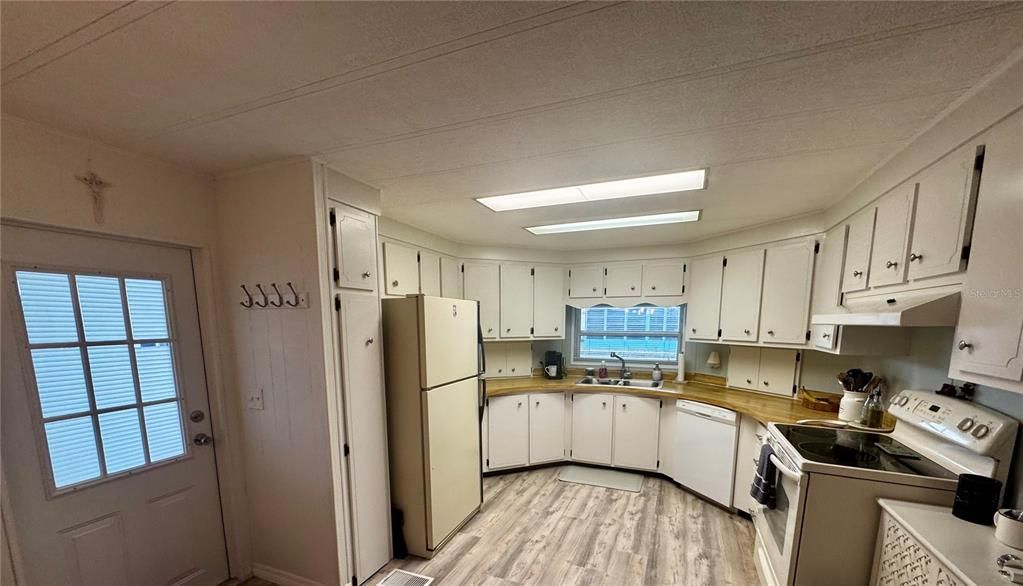 For Sale: $139,000 (2 beds, 2 baths, 1056 Square Feet)