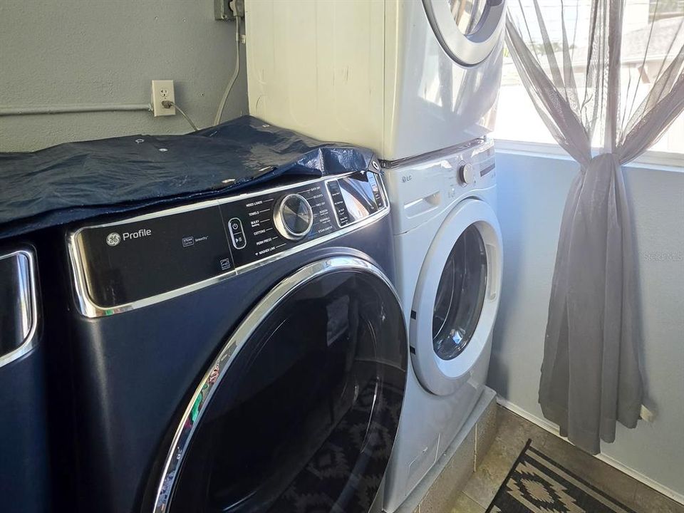 For Rent: $2,800 (2 beds, 1 baths, 1070 Square Feet)