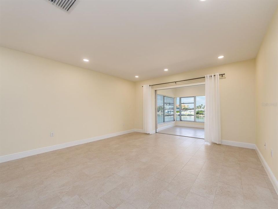For Rent: $2,800 (2 beds, 1 baths, 1070 Square Feet)