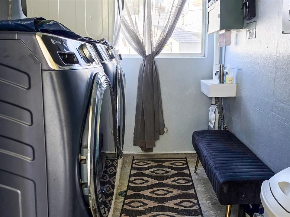 For Rent: $2,800 (2 beds, 1 baths, 1070 Square Feet)