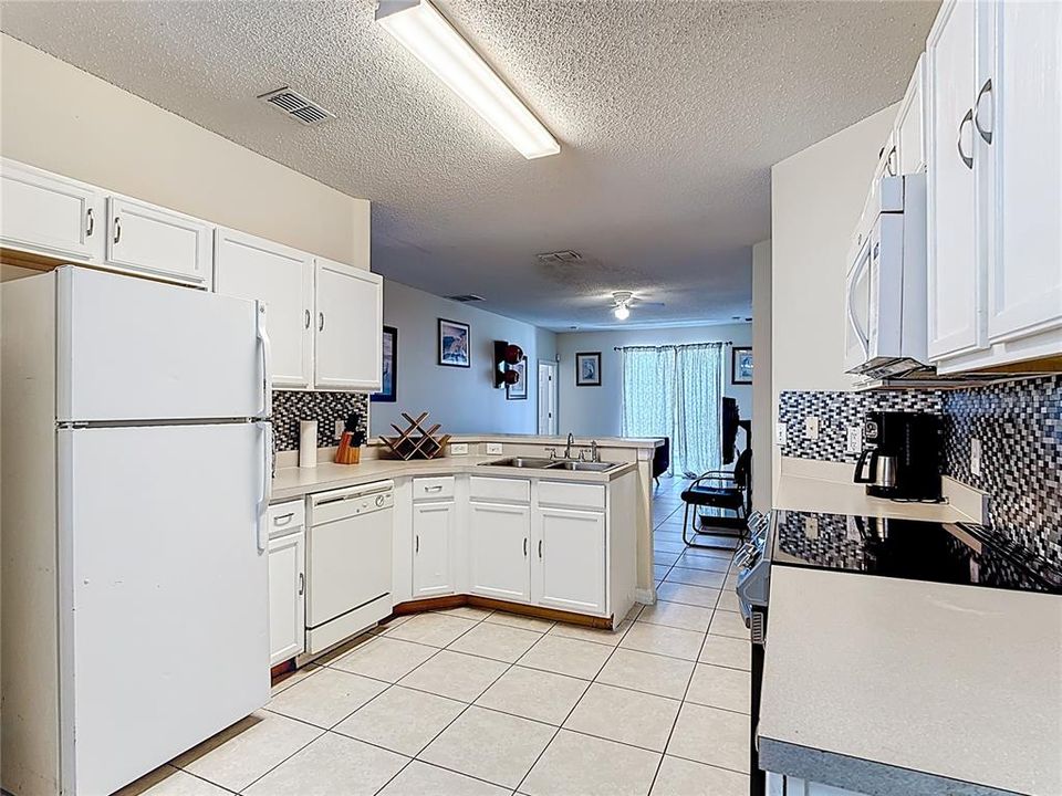 For Sale: $299,000 (5 beds, 3 baths, 1863 Square Feet)