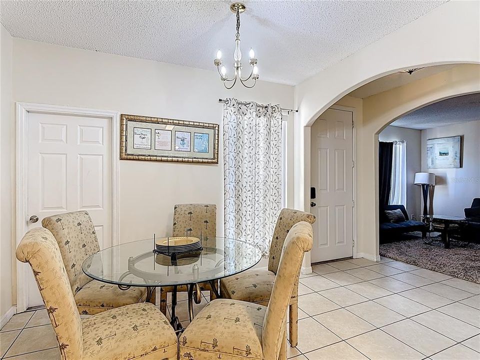 For Sale: $299,000 (5 beds, 3 baths, 1863 Square Feet)