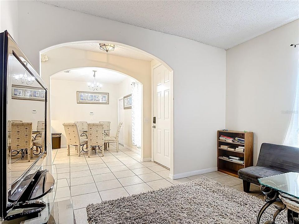 For Sale: $299,000 (5 beds, 3 baths, 1863 Square Feet)