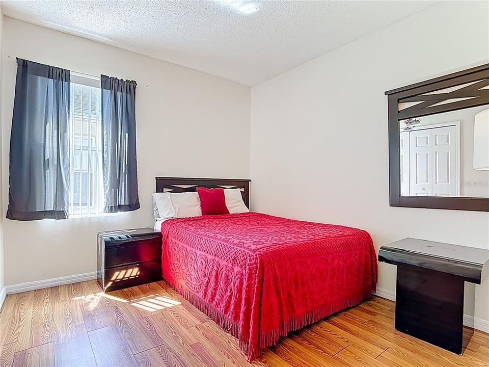 For Sale: $299,000 (5 beds, 3 baths, 1863 Square Feet)