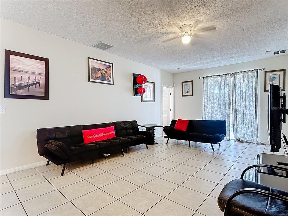 For Sale: $299,000 (5 beds, 3 baths, 1863 Square Feet)