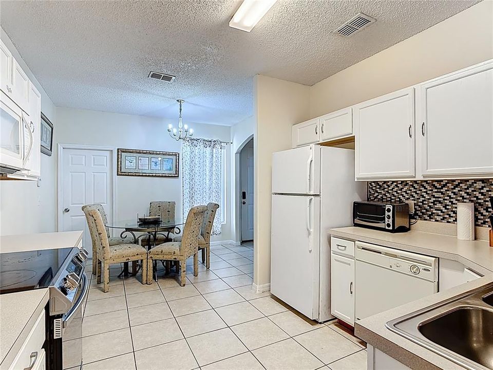For Sale: $299,000 (5 beds, 3 baths, 1863 Square Feet)