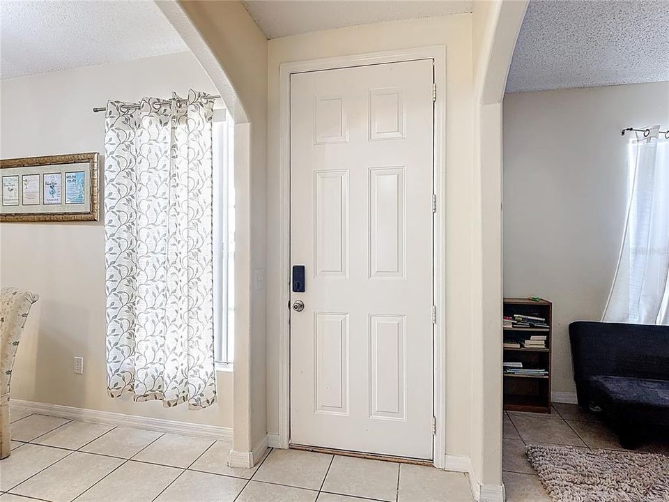 For Sale: $299,000 (5 beds, 3 baths, 1863 Square Feet)