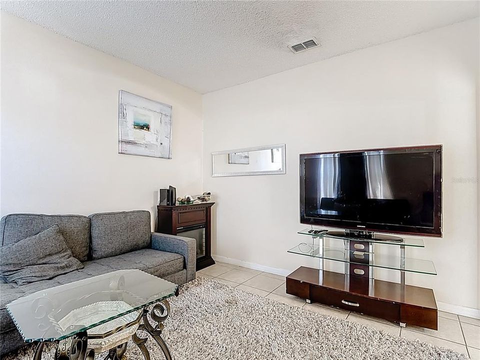 For Sale: $299,000 (5 beds, 3 baths, 1863 Square Feet)