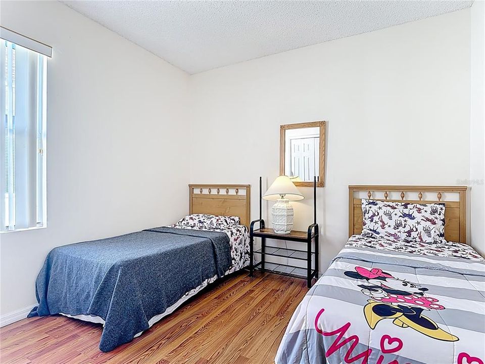 For Sale: $299,000 (5 beds, 3 baths, 1863 Square Feet)