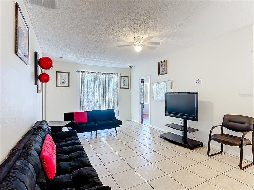For Sale: $299,000 (5 beds, 3 baths, 1863 Square Feet)