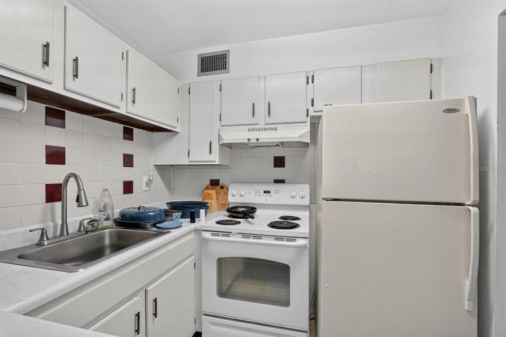 For Sale: $85,000 (1 beds, 1 baths, 710 Square Feet)