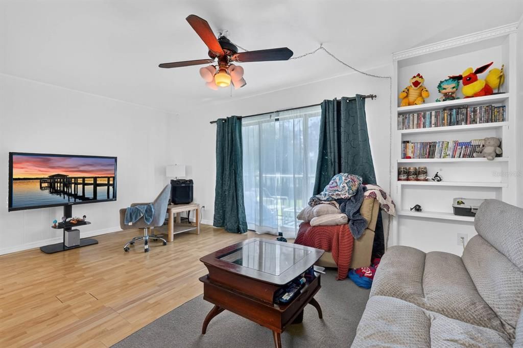 For Sale: $85,000 (1 beds, 1 baths, 710 Square Feet)