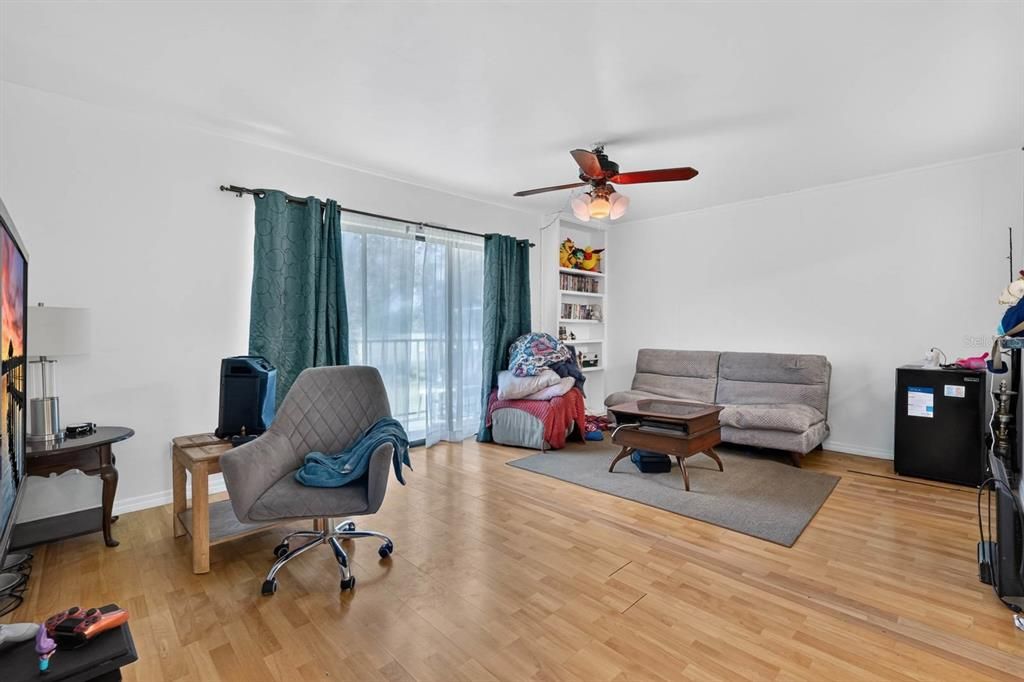 For Sale: $85,000 (1 beds, 1 baths, 710 Square Feet)