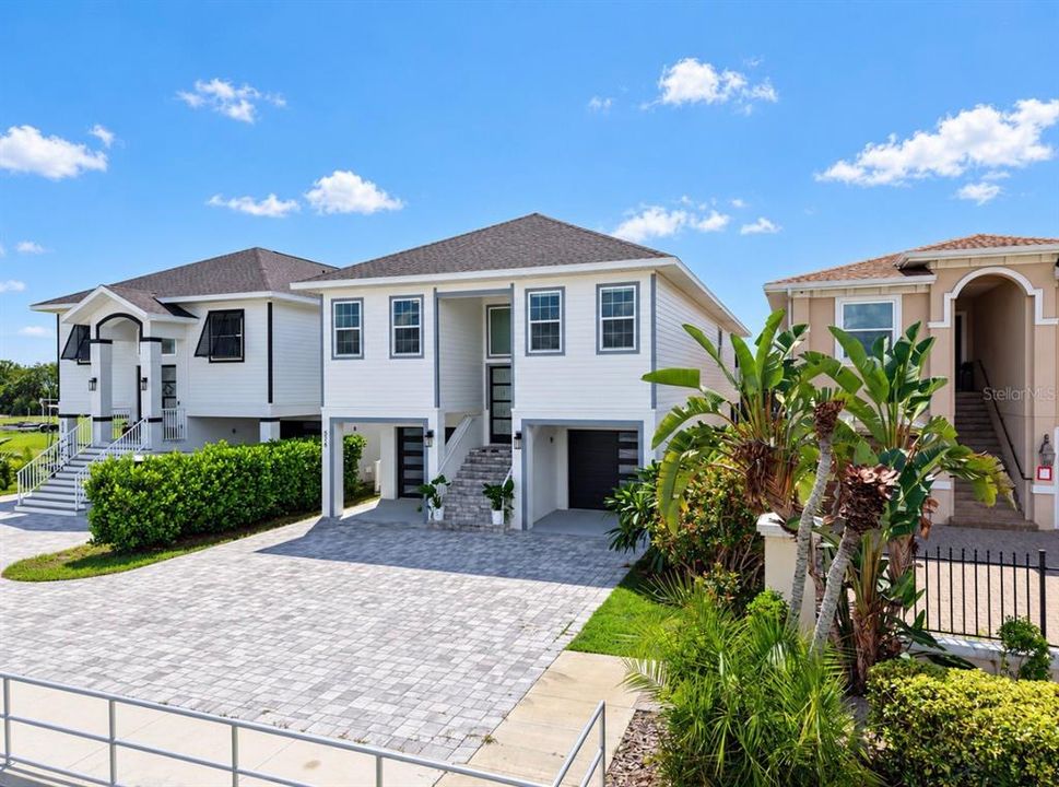 En Venta: $1,050,000 (4 camas, 3 baños, 2400 Pies cuadrados)