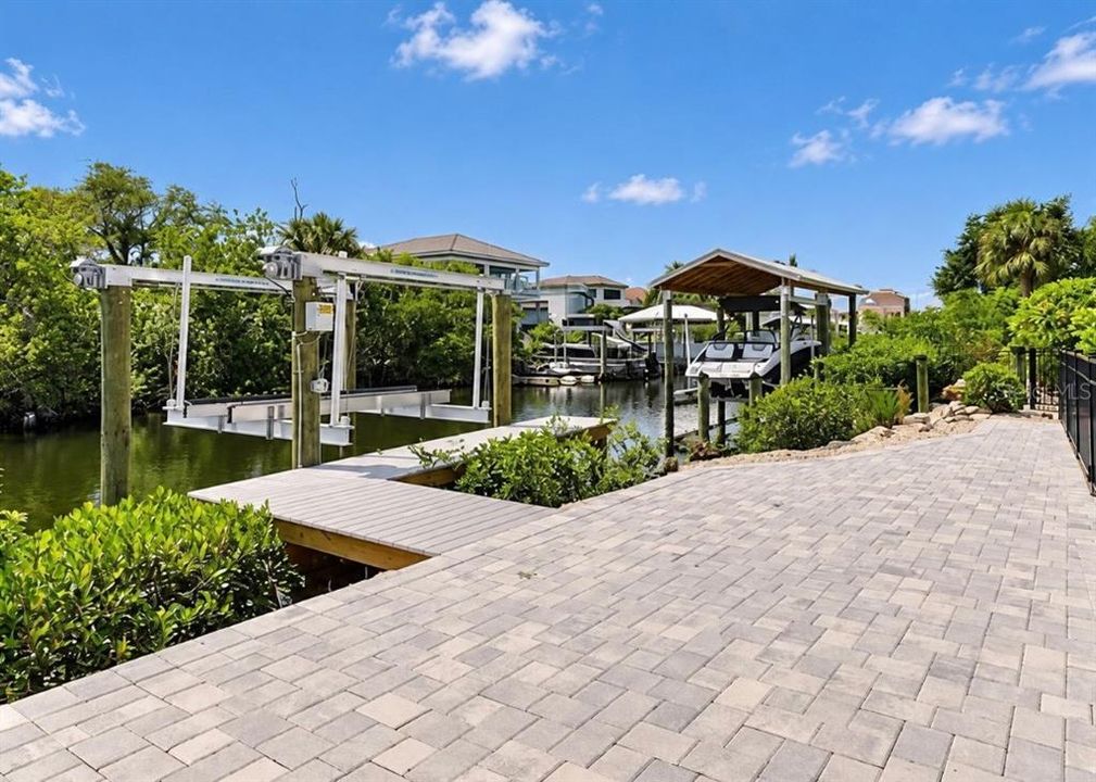 En Venta: $1,050,000 (4 camas, 3 baños, 2400 Pies cuadrados)